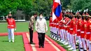 Presiden Indonesia Joko Widodo atau Jokowi (kedua kiri) menyambut Presiden Filipina Ferdinand Marcos Jr (kanan) setibanya di Istana Kepresidenan Bogor, Bogor, Jawa Barat, Senin (5/9/2022). Ferdinand Marcos Jr tiba di Istana Bogor sekitar pukul 09.59 WIB. (Adek Berry/Pool Photo via AP)