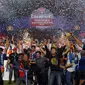 Suporter Arema Cronus berlarian merayakan kemenangan tim Singo Edan di laga final Piala Bhayangkara 2016 melawan Persib di Stadion GBK Jakarta, Minggu (3/4/2016). Arema Cronus unggul 2-0 atas Persib. (Liputan6.com/Helmi Fithriansyah)