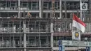 Aktivitas pekerja saat menyelesaikan proyek pembangunan rumah susun sewa (Rusunawa) Ujung Menteng di Jalan Inspeksi KBT, Jakarta, Kamis (5/11/2020). Rusunawa Ujung Menteng yang dibangun oleh PT Brantas Abipraya (Persero) itu ditargetkan rampung pada 2021. (merdeka.com/Iqbal Nugroho)