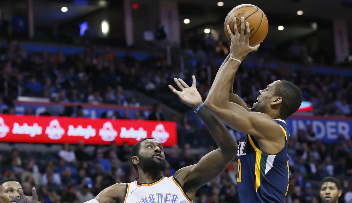 Pebasket Oklahoma City Thunder, Patrick Patterson, menghadang pebasket Utah Jazz, Alec Burks, pada laga NBA di Chesapeake Energy Arena, Rabu (6/12/2017). Thunder menang 100-94 atas Jazz. (AP/Sue Ogrocki)