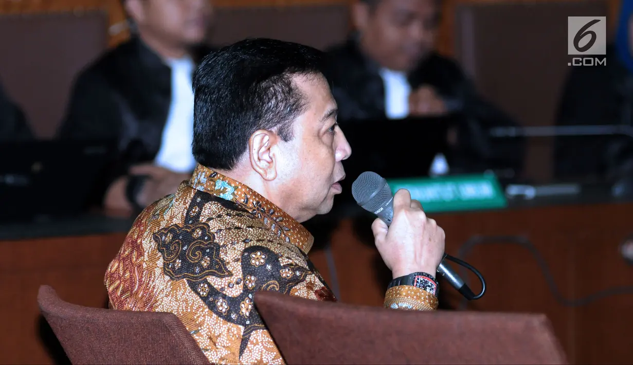 Terdakwa korupsi proyek e-KTP, Setya Novanto menjawab pertanyaan usai mendengar pembacaan putusan di Pengadilan Tipikor, Jakarta, Selasa (24/4). Setya Novanto divonis hukuman 15 tahun penjara dan denda Rp 500 juta. (Liputan6.com/Helmi Fithriansyah)