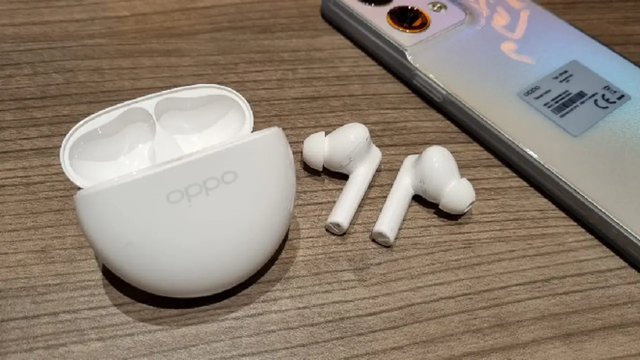 Oppo Reno8 5G berdampingan dengan Enco Buds2. Dok: Liputan6.com/Agustinus Mario Damar
