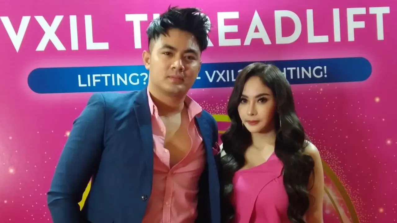 Guntur Triyoga bersama istri (Istimewa)