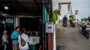 Pilkada 2024 menjadi momen bagi masyarakat Indonesia untuk menentukan pemimpin di daerahnya masing-masing. Tampak dalam foto, orang-orang melewati sebuah tempat pemungutan suara (TPS) dalam pilkada serentak di Jakarta pada 27 November 2024. (BAY ISMOYO/AFP)