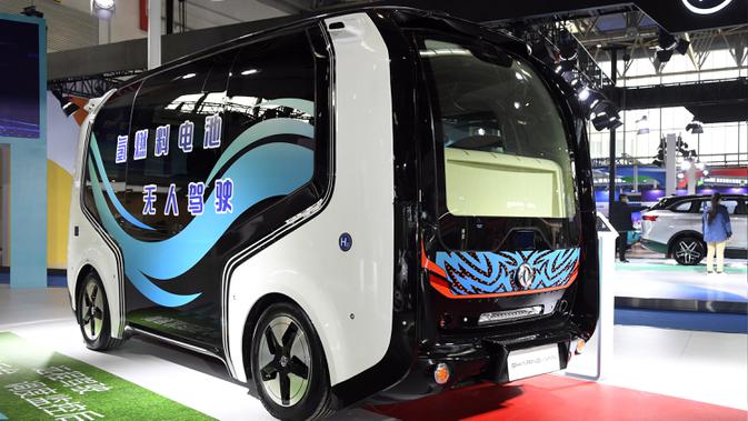 Kendaraan otonomos dengan sel bahan bakar hidrogen dipamerkan dalam Konferensi Kendaraan Teknologi Cerdas Dunia 2020 di Beijing, China, 12 November 2020. Konferensi yang berlangsung selama tiga hari tersebut dibuka pada Rabu (11/11). (Xinhua/Ren Chao)