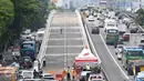  Kendaraan melintasi flyover Kuningan arah Semanggi di Jakarta, Rabu (30/12). Rampungnya proyek yang dimulai sejak akhir 2014 tersebut diharapkan mampu mengurangi kemacetan yang kerap terjadi di persimpangan Kuningan. (Liputan6.com/Immanuel Antonius)