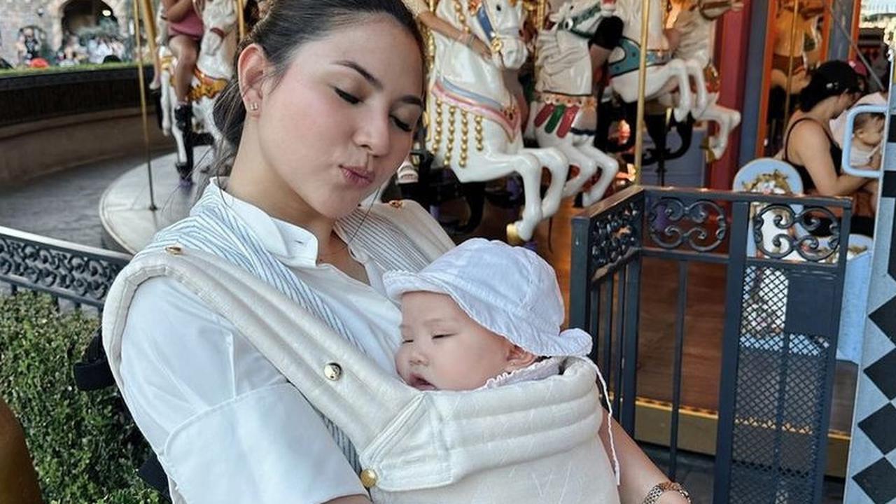Potret Jessica Mila Ajak Putri Cantiknya ke Disneyland, Penampilannya Super Cute