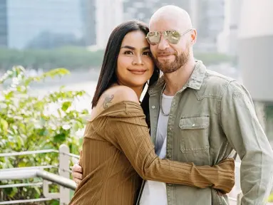 Melaney dan suami, Tyson James Lynch  selama ini dikenal harmonis. Mereka berdua membangun kebahagiaan bersama, terlebih sejak kedua buah hati mewarnai hari-hari. Keduanya pun kerap membagikan momen kebersamaan di Instagram masing-masing. (Liputan6.cpm/IG/@melaney_ricardo)