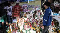 Seorang pria melihat parcel yang dijual di Cikini, Jakarta, Kamis (20/12). Menjelang perayaan Natal dan Tahun Baru 2019 penjualan parcel mengalami peningkatan hingga dua kali lipat dibanding hari biasa. (Liputan6.com/Faizal Fanani)