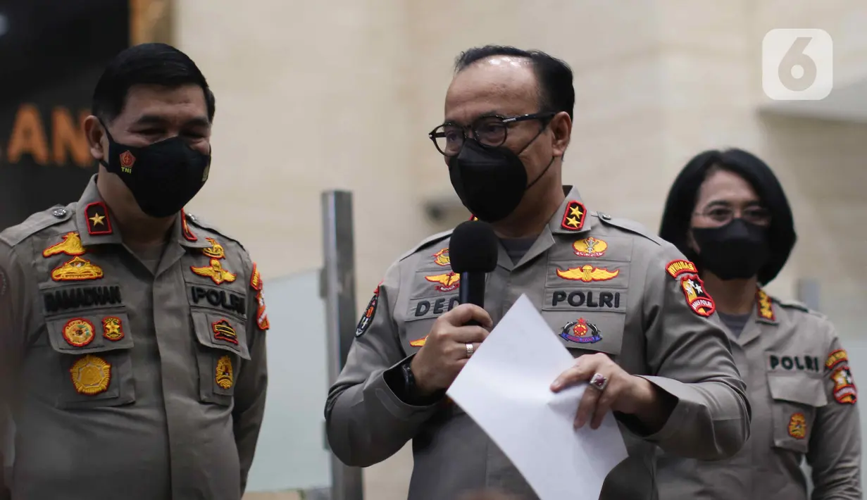 Kadiv Humas Polri Irjen Pol Dedi Prasetyo memberikan keterangan pers tentang pemeriksaan tersangka Putri Candrawathi dalam kasus dugaan pembunuhan berencana terhadap Brigadir J alias Nofriansyah Yosua Hutabarat, di Bareskrim, Mabes Polri, Jakarta, Jumat (26/8/2022). Dalam keterangannya Putri Candrawathi akan diperiksa kembali dengan pemeriksaan konfrontir pada Rabu, 31 Agustus mendatang. (Liputan6.com/Herman Zakharia)