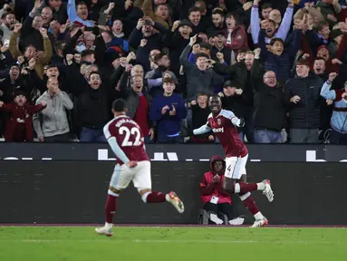 Bek West Ham United, Kurt Zouma (kanan) berselebrasi usai mencetak gol ke gawang Liverpool pada pertandingan lanjutan Liga Inggris di stadion London (8/11/2021). West Ham menang tipis atas Liverpool 3-2. (AP Photo/Ian Walton)
