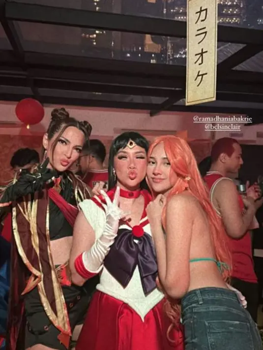 BCL bergaya Sailor Moon ini berhasil banjir pujian warganet. Saat bersanding dengan Anya Geraldine dan Nia Ramadhani pun berhasil bikin warganet memuji mereka. Alhasil, foto ini banjir like dan komentar dari warganet. (Liputan6.com/IG/itsmebcl)