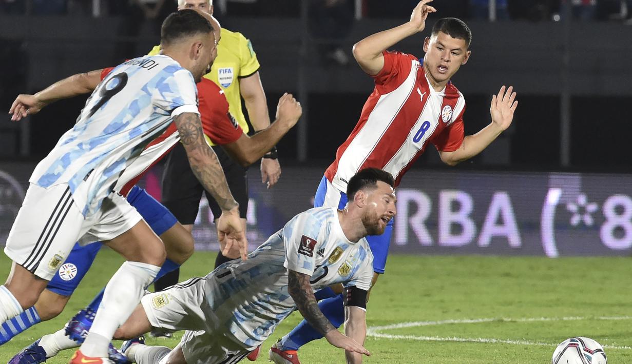 Pergerakan Lionel Messi dan kawan-kawan selalu dapat dipatahkan para bek Paraguay yang bermain disiplin. (AFP/Norberto Duarte)