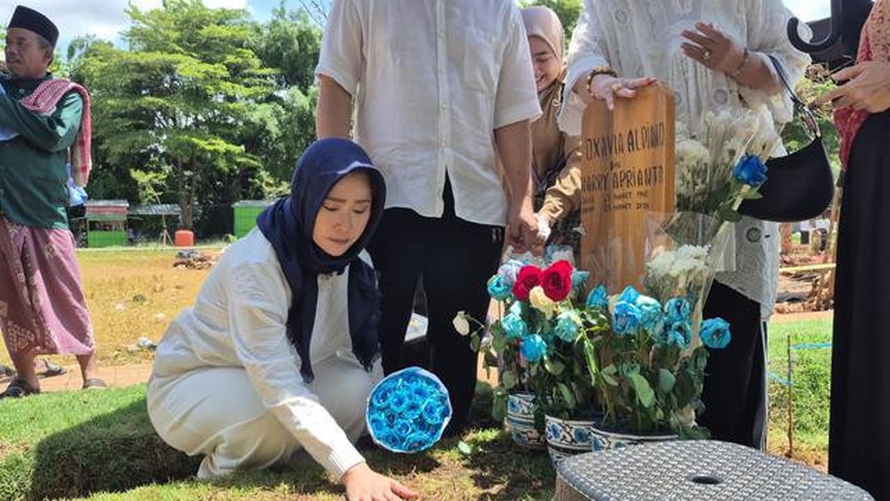 Inul Daratista Ziarah ke Makam Vidi Aldiano, Kenang Momen Saling Berbagi Cerita Pengobatan