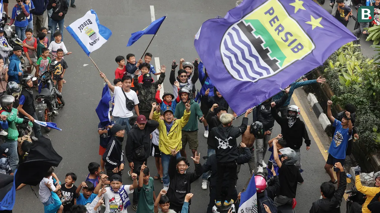 Foto: Sambut Kedatangan Skuad Persib usai Juara Championship Series BRI Liga 1 2023/2024, Bobotoh Lakukan Pawai di Kota Bandung