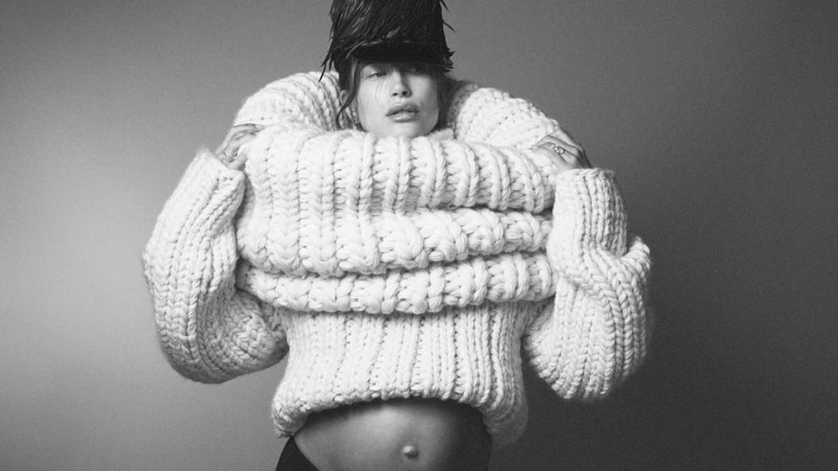 6 Potret Maternity Shoot Berani Hailey Bieber, Tampilkan Gaya High