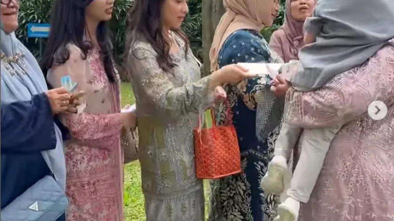 6 Potret Keluarga Nikita Willy Bagi-Bagi THR Lebaran, Sudah Jadi Tradisi Setiap Tahun