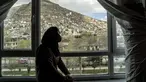 Tarawat, seorang gadis berusia 17 tahun yang telah berhenti sekolah, melihat keluar dari jendela kamarnya, di Kabul, Afghanistan, pada Sabtu, 25 Maret 2023. (AP Photo/Ebrahim Noroozi)