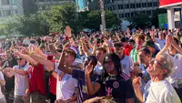 Suporter Timnas Inggris merayakan kemenangan 4-2 atas Kroasia pada laga Grup L Piala Dunia 2026 di FIFA Fan Festival Boston, City Hall Plaza, Boston, AS, Rabu (17/6/2026). Chant "It's Coming Home" menggema usai laga berakhir. Foto: Hery Kurniawan/KLY Sports. (KLY Sports/Hery Kurniawan/Adv/Kurniawan)