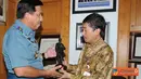 Citizen6, Jakarta: Panglima TNI beserta rombongan mendapatkan penjelasan dari pemandu kegiatan yang
menceritakan tentang rangkaian peristiwa berdasarkan arsip nasional. (Pengirim: Badarudin Bakri)
