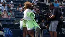 Petenis Jepang, Naomi Osaka mengenakan pakaian yang mewah saat melakukan pemanasan sebelum laga putaran pertama melawan petenis Latvia, Jelena Ostapenko pada laga putaran pertama Amerika Open 2024 di USTA Billie Jean King National Tennis Center, New York, Selasa (27/08/2024). (AFP/Mike Stobe)