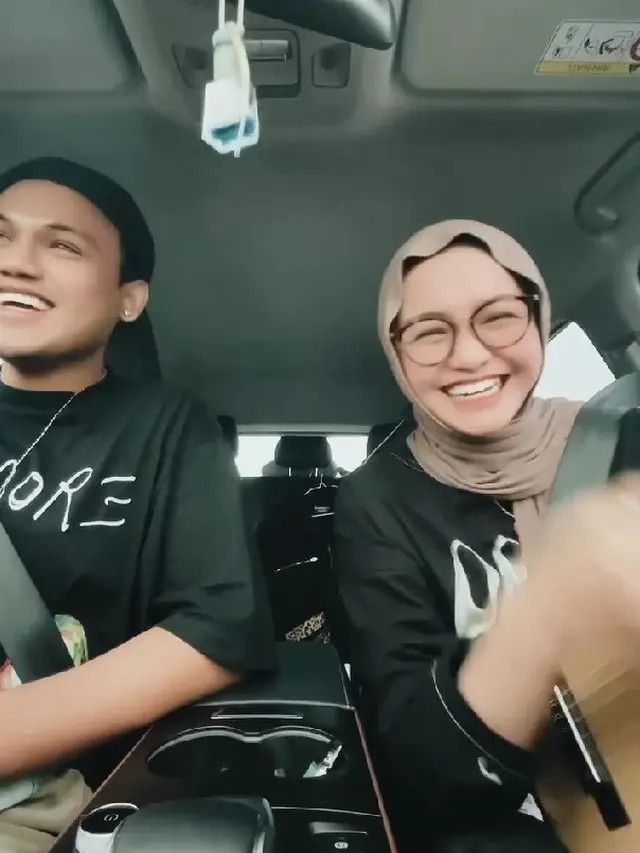 Baru Saja Langsungkan Lamaran, Intip Perjalanan Cinta Dimansyah Laitupa dan Salma Salsabil  (credit: instagram/salmasalsabil12).