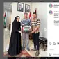 Bantuan kemanusiaan untuk korban masyarakat Gaza, Palestina terus bergulir, termasuk dari Indonesia. Belum lama ini, Shella Saukia dan Achmad Fitra Budiman yang merupakan founder SS Group memberikan sumbangan sebesar Rp1 Miliar. (Instagram&nbsp;@shellasaukiaofficial)