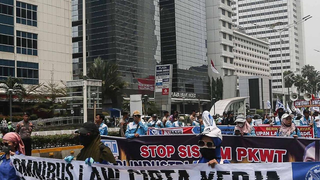 Selama menggelar aksi, mereka membentangkan spanduk dan berorasi sepanjang jalan menuju kawasan Patung Kuda.