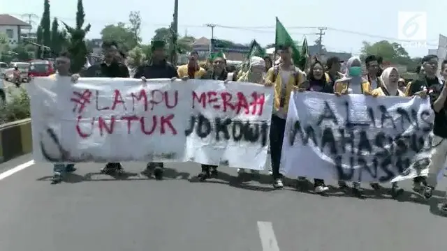 Menyikapi dolar yang terus naik, para mahasiswa di Cianjur gelar demo memprotes kinerja Presiden Jokowi.