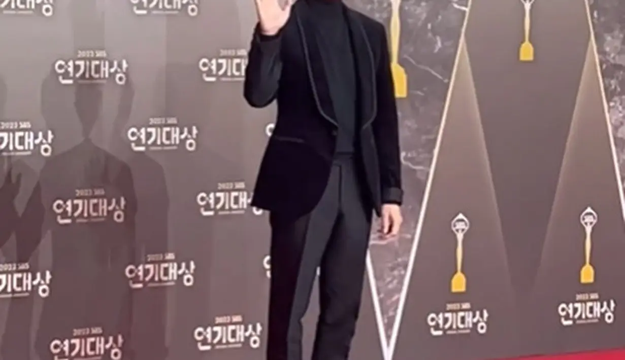 Jin Sun Kyu tampil di SBS Drama Awards 2023 mengenakan full black suit. [Foto: Instagram/jun_jaemin]