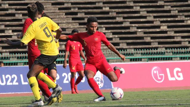 Gelandang Timnas Indonesia U-22, Billy Keraf, berusaha melepas tendangan saat melawan Malaysia U-22 pada laga Piala AFF U-22 2019. (Bola.com/Zulfirdaus Harahap)