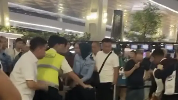 Viral Video Pertengkaran Penumpang Dilerai Petugas Bandara Soekarno Hatta