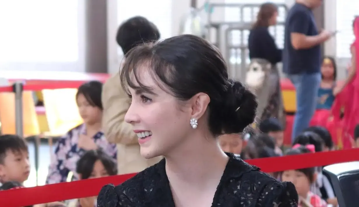 Di beberapa potret terbaru, Arumi Bachsin tampil cantik elegan dibalut kebaya hitam. Yang lebih menarik, Arumi memadukan penampilannya berkebaya dengan rambut digelung rendah dan poni yang dipamerkan. [Foto: Instagram/arumibachsin_94]