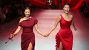 Jennifer Bachdim dan Patricia Gouw melangkah percaya diri di panggung POND’S Age Miracle Runway. Masing-masing tampil memesonadalam balutan koleksi Memento dari Hian Tjen for Josephine Anni.