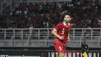 Debut Sandy Walsh bersama Timnas Indonesia melawan Timnas Turkmenistan di Stadion Gelora Bung Tomo (GBT), Surabaya, pada Jumat (8/9/2023). (Bola.com/Aditya Wany).