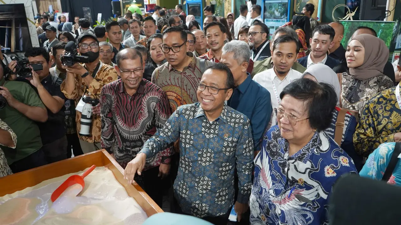 KLHK menjalin kerja sama dengan PT Astra Internasional dan sejumlah pelaku usaha lain dalam upaya mengatasi permasalahan lingkungan