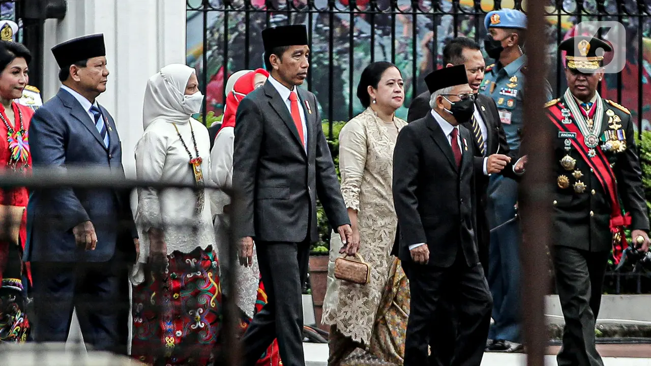Presiden Jokowi Saksikan Defile Tiga Matra TNI