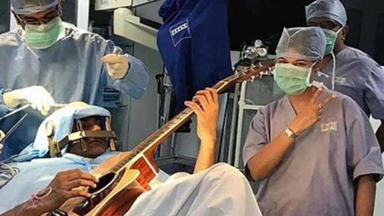 Musisi di India jalani operasi otak sambil bermain gitar/copyright boldsky.com
