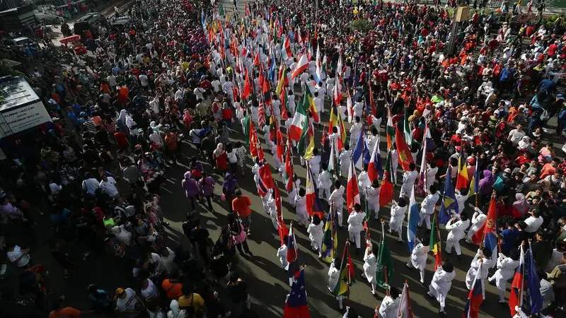 Foto arak-arakan bendera peserta sidang Interpol