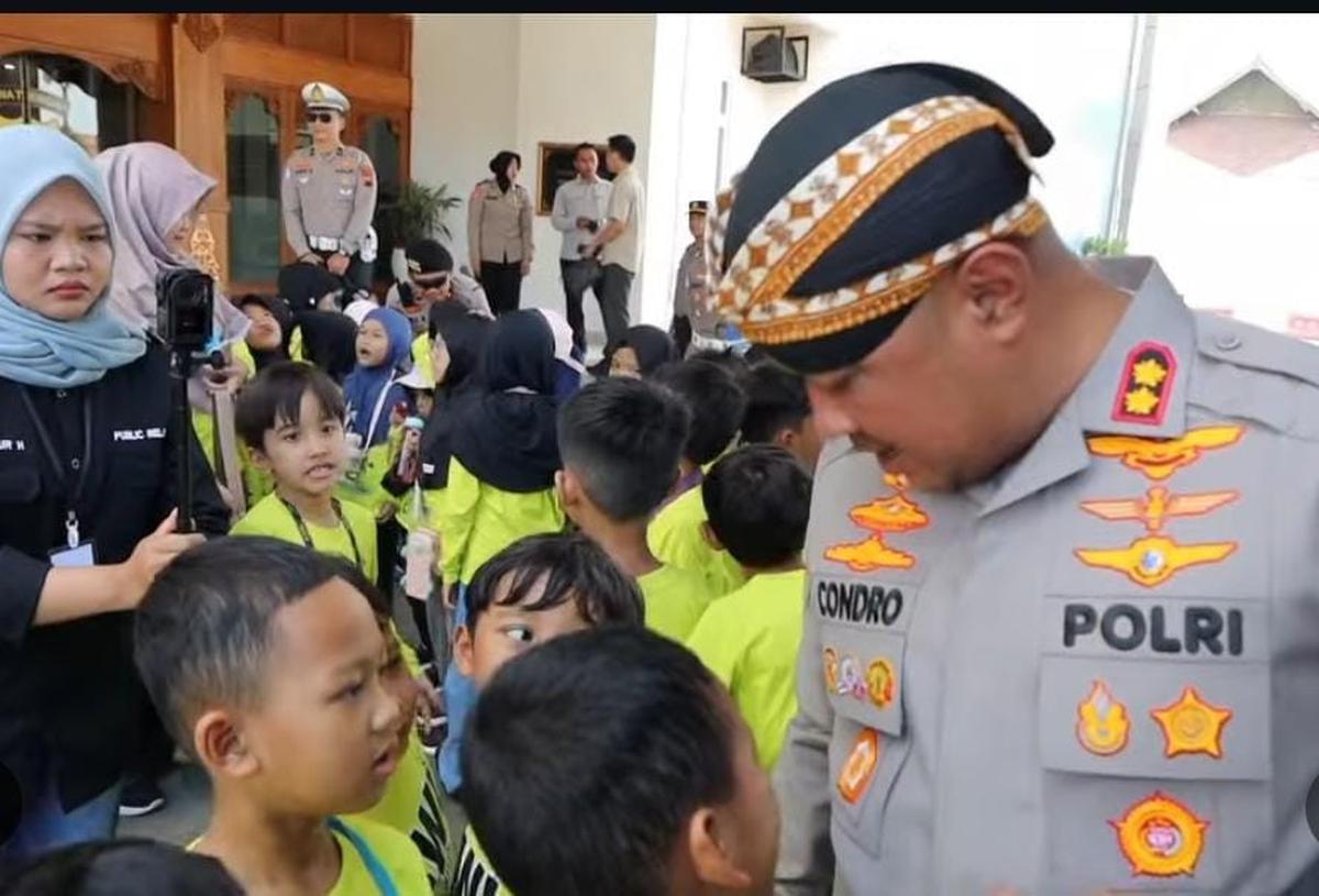 Bukan Takut Polisi, Murid TK Malah Betah Bercanda Kapolresta surakarta akbp condro sasongko temui murid tk di polresta surakarta. (merdeka.com/arie sunaryo).Mbah Con di Mapolresta Solo