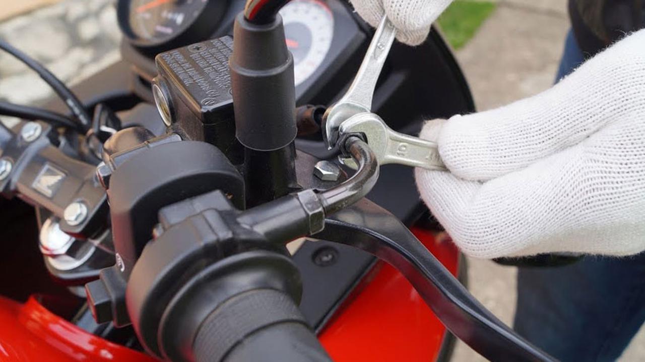 Ilustrasi merawat kabel gas sepeda motor (Youtube/@Zsinor Motors)