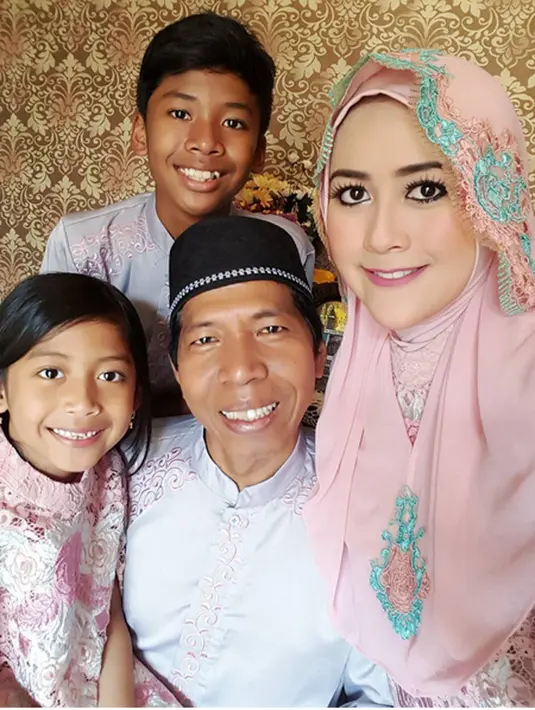 Meggy Kiwil, istri kedua pelawak yang kini lebih sering berdakwah, Kiwil kembali melahirkan bayi mungil. Kabar bahagia itu disampaikan istri kedua Kiwil melalui akun Instagramnya. (Instagram/meggykiwil)