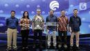 Dari kiri-kanan: Direktur Pengembangan Pita Lebar Kemenkominfo Marvels Situmorang, Staf Khusus Menteri Kemenkominfo Rosarita Niken Widiastuti, Direktur Jenderal IKP Usman Kansong, Direktur Jenderal SDPPI Kemenkominfo Ismail, Sekjen ATVSI Gilang Iskandar, dan Direktur Penyiaran Kemenkominfo Geryantika Kurnia saat konferensi pers terkait penerapan analog switch off (ASO) wilayah Jabodetabek di Gedung Kemenkominfo, Jakarta, Rabu (5/10/2022). Kementerian Komunikasi dan Informatika (Kemkominfo) memutuskan menunda penerapan analog switch off (ASO) di wilayah Jabodetabek yang seharusnya dilakukan pada hari ini 5 Oktober 2022 menjadi 2 November 2022. (Liputan6.com/Johan Tallo)