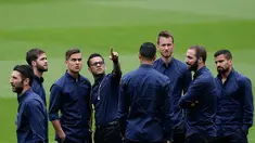 Para pemain Juventus saat berada di Stadion Nou Camp, Barcelona, Spanyol (18/4). Juventus akan bertanding melawan Barcelona di leg kedua perempat final Liga Champions. (AP Photo/Manu Fernandez)