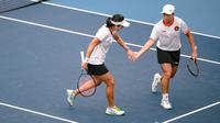 Selebrasi ganda putri Indonesia, Aldila Sutjiadi/Janice Tjen usai meraih poin saat menghadapi wakil Chinese Taipei, Chan Hao Ching/Chan Yung Jan pada laga semifinal nomor ganda putri tenis Asian Games 2022 di Hangzhou Olympic Centre Tennis, Hangzhou, China, Kamis (28/9/2023) siang WIB. (NOC Indonesia/Hendri K Rahman)