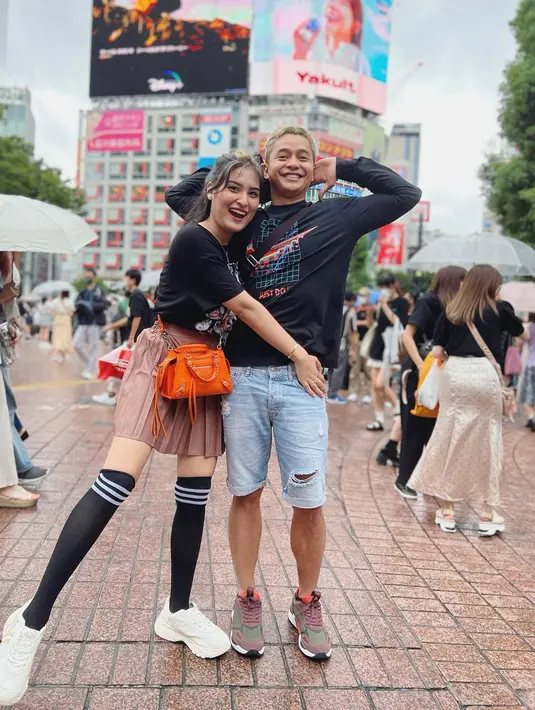 <p>Adly Fairuz dan Angbeen Rishi berfoto di tengah sibuknya lalu lalang Shibuya Crossing. (Foto: Instagram/ angbeenrishi)</p>