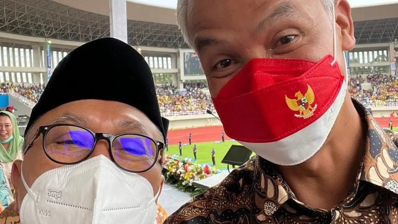 Ketua Umum Partai Amanat Nasional (PAN) Zulkifli Hasan  dan Gubernur Jawa Tengah Ganjar Pranowo di Muktamar Muhammadiyah.