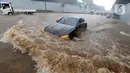 Mobil menerjang banjir yang menggenangi Jalan Tol JORR di kawasan TB Simatupang, Jakarta Selatan, Sabtu (20/2/2021). Banjir terjadi akibat luapan Kali Serua yang berada di pinggir jalan tol. (merdeka.com/Arie Basuki)