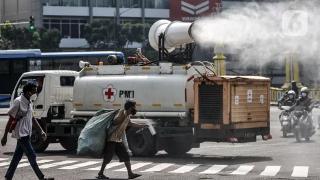 FOTO: PMI Lakukan Penyemprotan Disinfektan Rutin Saat PPKM Darurat