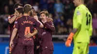 Pemain Barcelona Lionel Messi merayakan golnya bersama rekan setimnya saat melawan Deportivo dalam pertandingan La Liga Spanyol di stadion Riazor, Spanyol (29/4). Barcelona menang 4-2 atas Deportivo La Coruna. (AP/Lalo R. Villar)